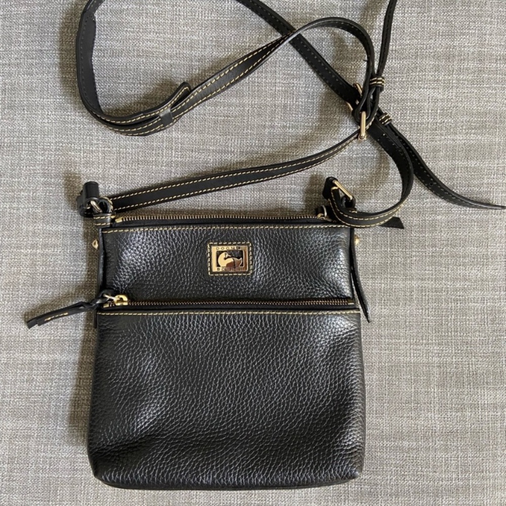 Dooney & Bourke crossbody in very nice preowned condition.